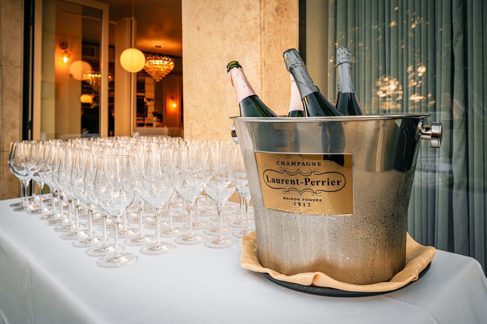 Eingekühlter Champagner und Gläser zum Empfang