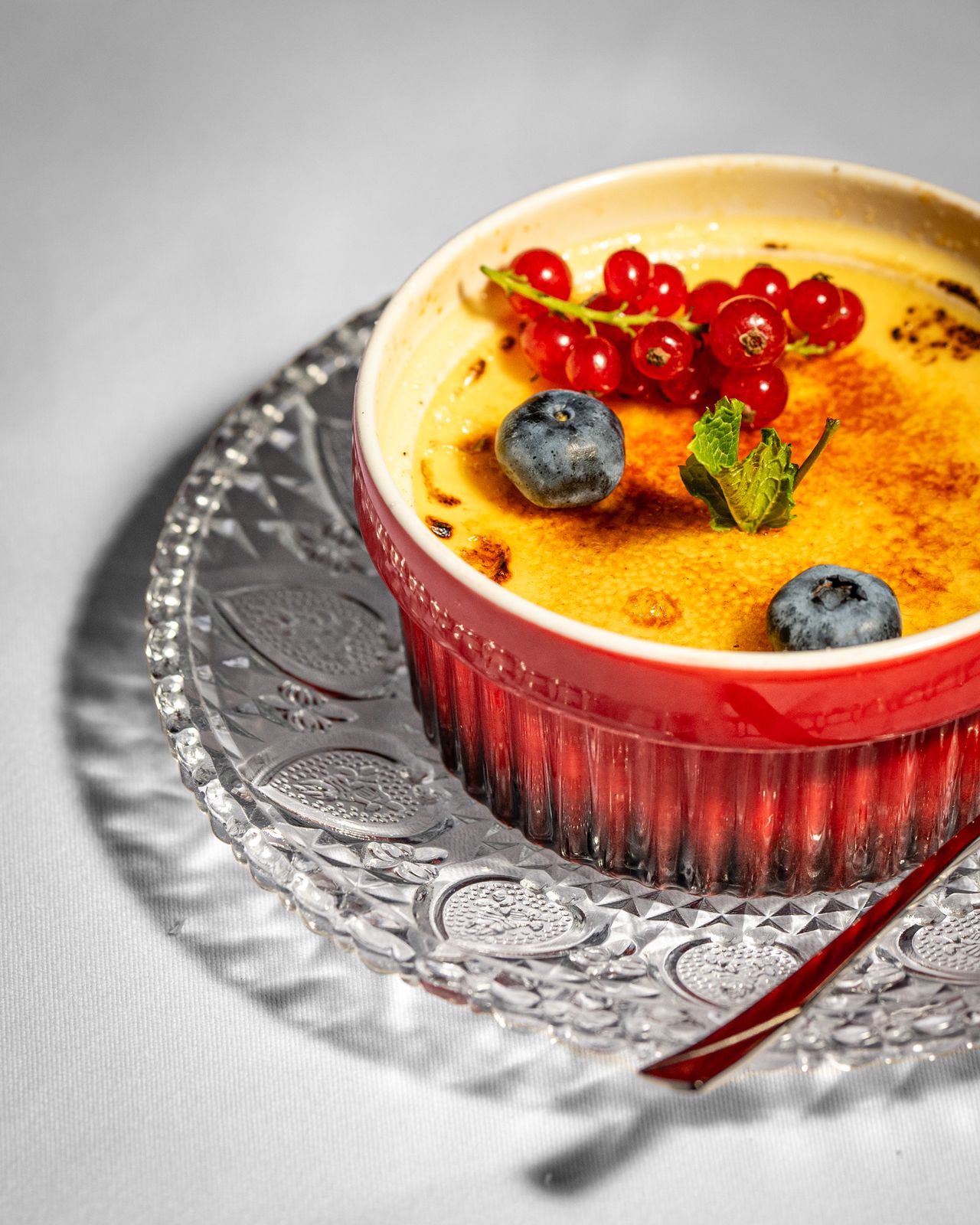 Crème brûlée mit frischen Beeren