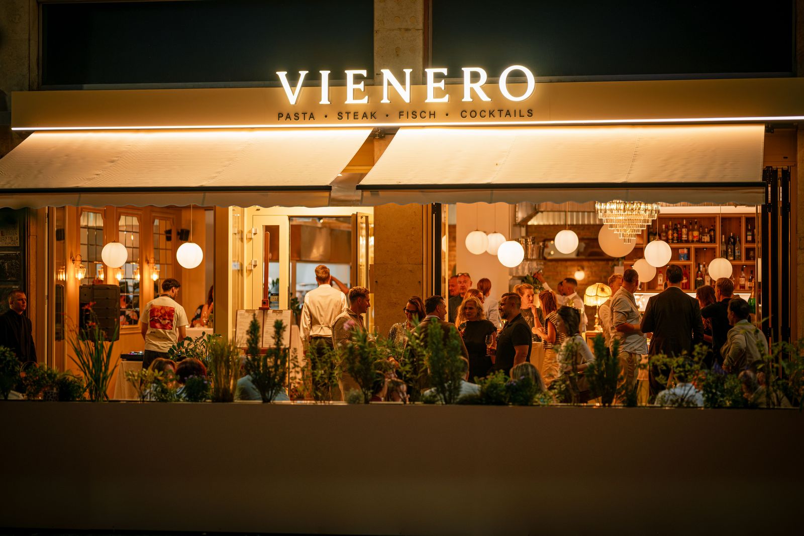 VIENERO am Abend, Gäste im Gastgarten und an der Bar