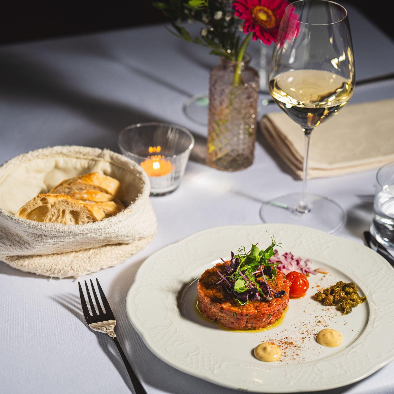 VIENERO Beef Tatar mit Kapern, Eigelbcreme und geröstetem Sauerteigbrot